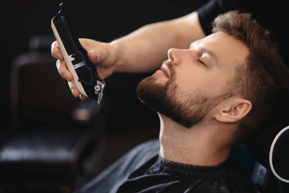 Técnicas de design e corte de barba e bigode